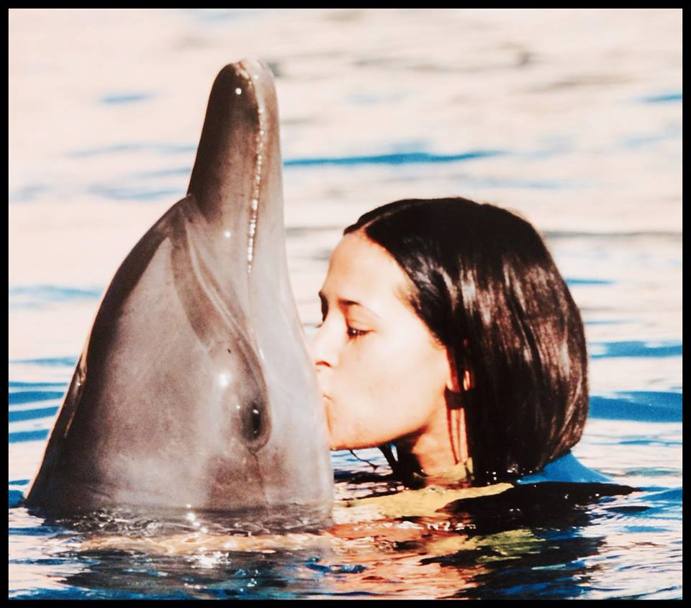 Federica e un bacio al delfino. Facebook